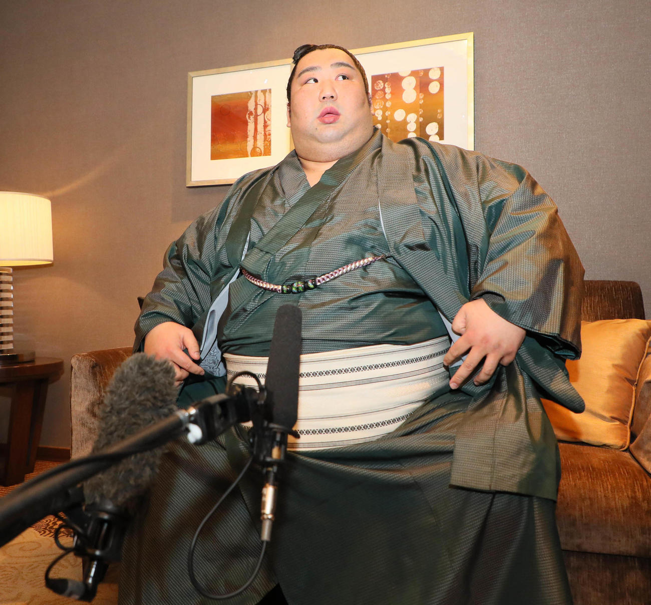 近畿大学相撲部伊東勝人監督お別れの会に参列した徳勝龍は思い出を語る（撮影・宮崎幸一）