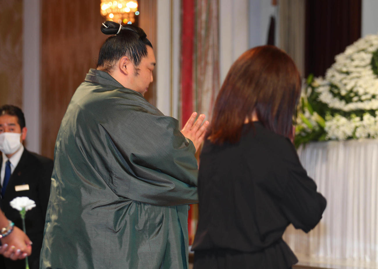 近畿大学相撲部伊東勝人監督お別れの会に参列し、献花する徳勝龍ら（撮影・宮崎幸一）