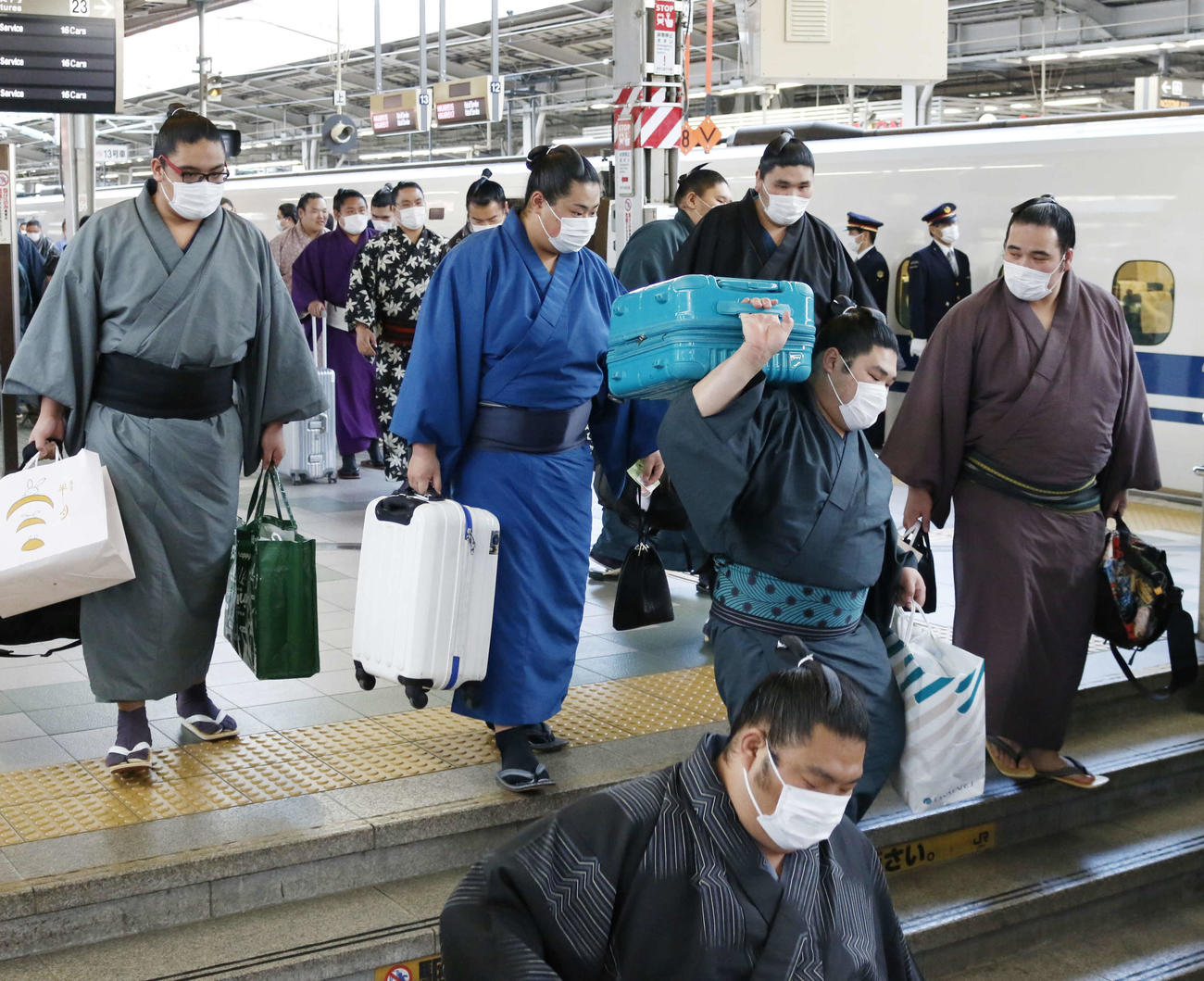 大相撲春場所に向けて新幹線で大阪入りした力士ら（撮影・佐藤礼征）
