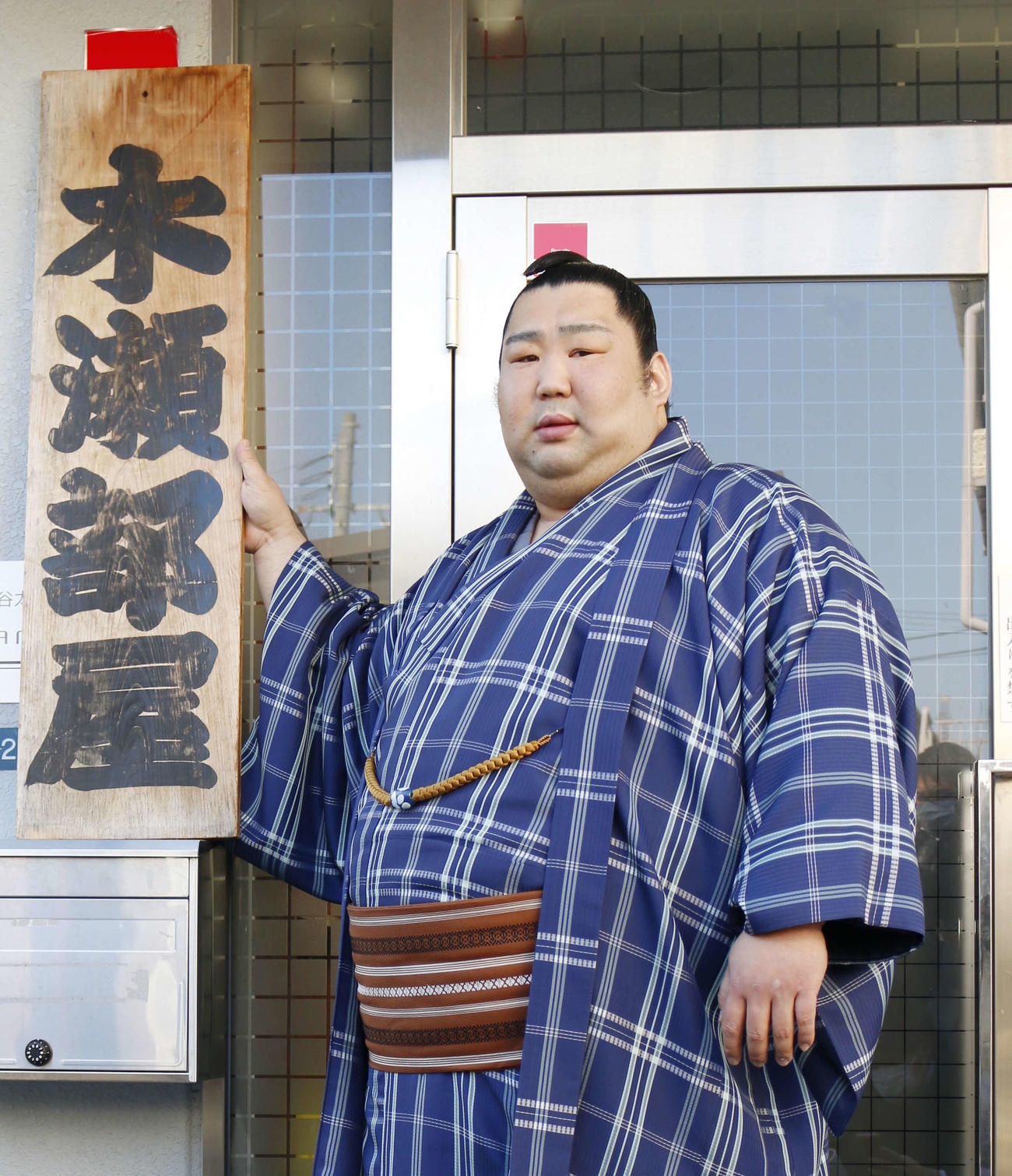 春場所の新番付が発表され、大阪の宿舎で部屋の看板を手に持つ徳勝龍（撮影・佐藤礼征）