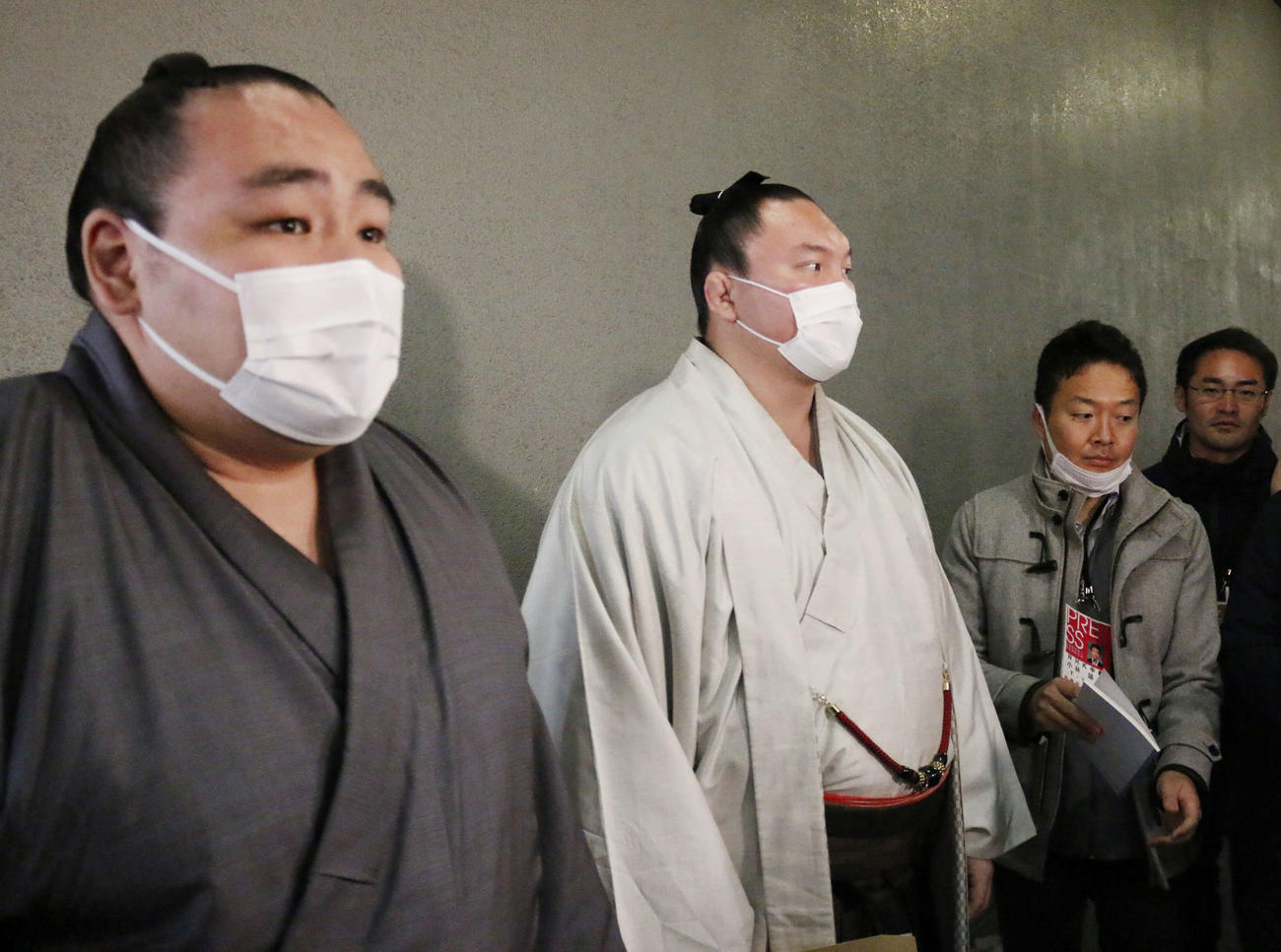 力士会後、マスク姿で報道陣の取材に対応する鶴竜（左）、白鵬の両横綱（撮影・佐藤礼征）