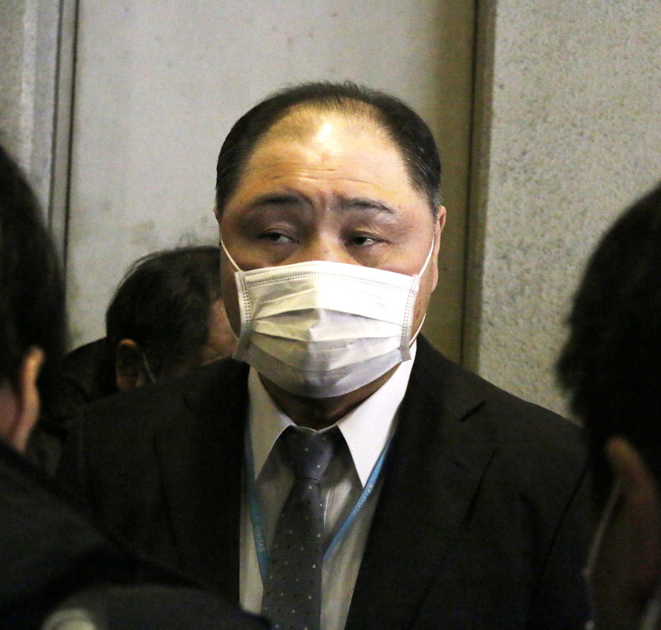力士会後、報道陣の取材に対応する尾車親方（撮影・佐藤礼征）