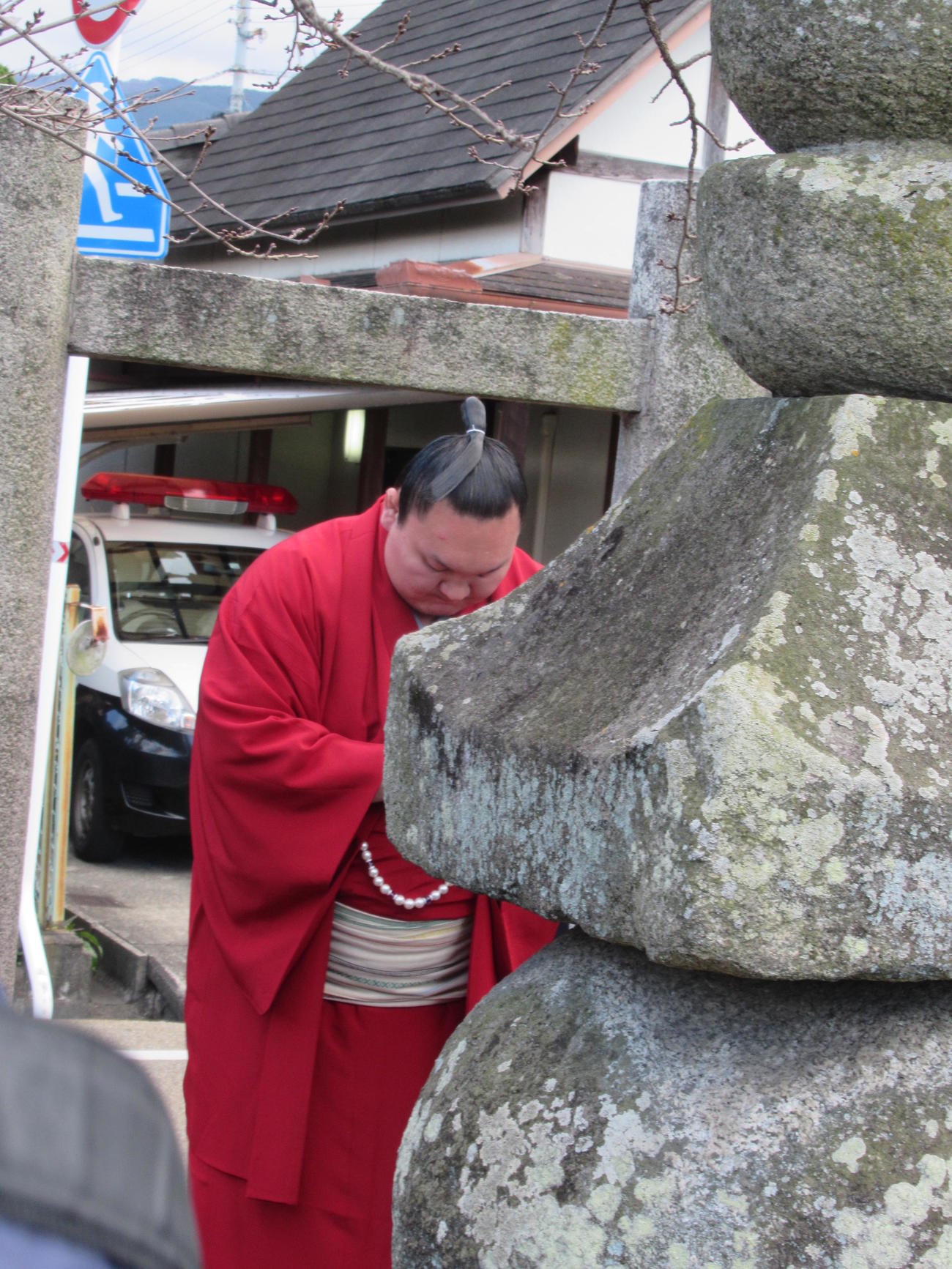 奈良の相撲館にまつられる塚の前でお参りする横綱白鵬（撮影・実藤健一）