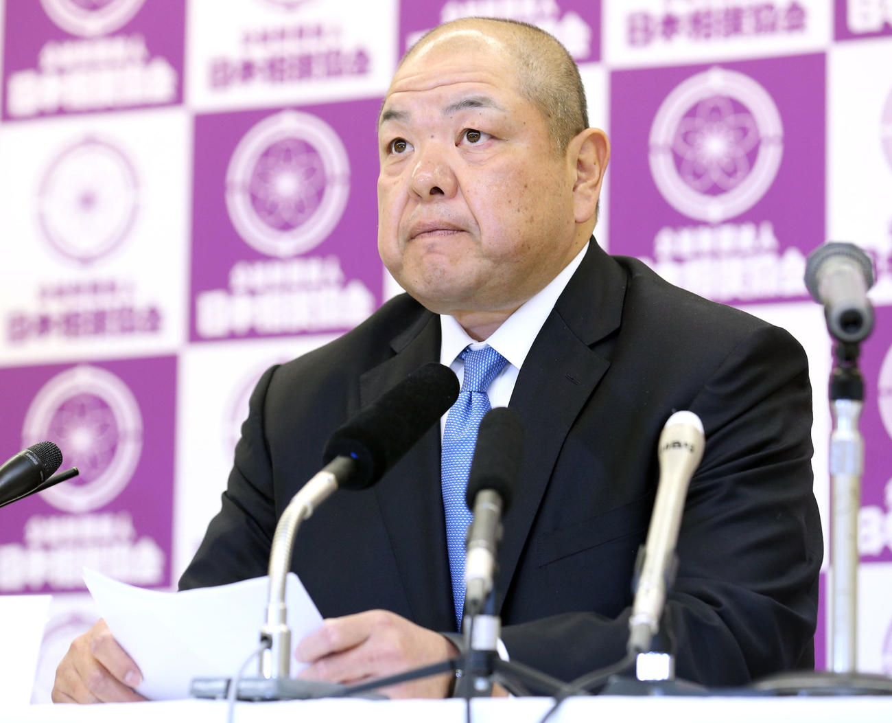臨時理事会を終えて無観客試合を発表する八角理事長（撮影・上山淳一）
