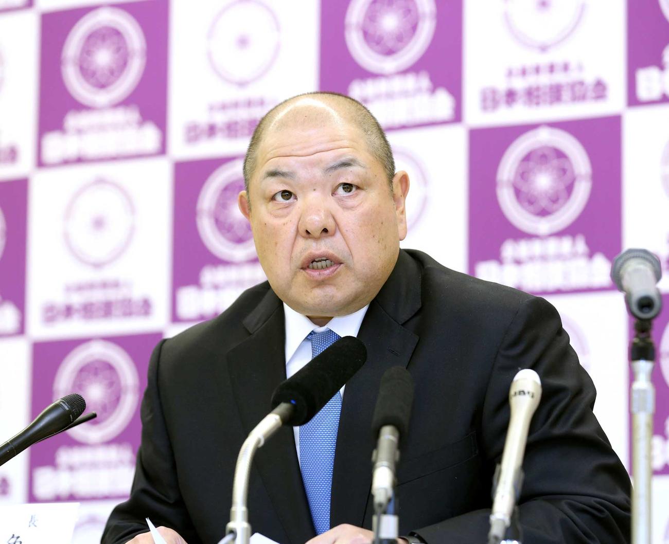 臨時理事会を終えて無観客開催を発表する八角理事長（撮影・上山淳一）