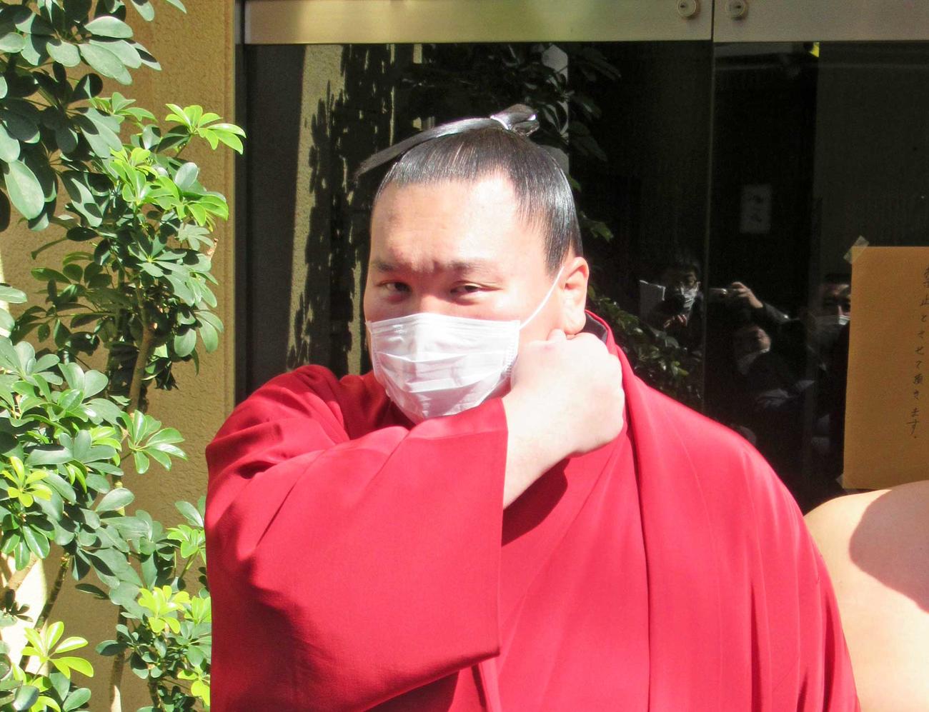 稽古後、マスクを着けて現れた横綱白鵬（撮影・実藤健一）
