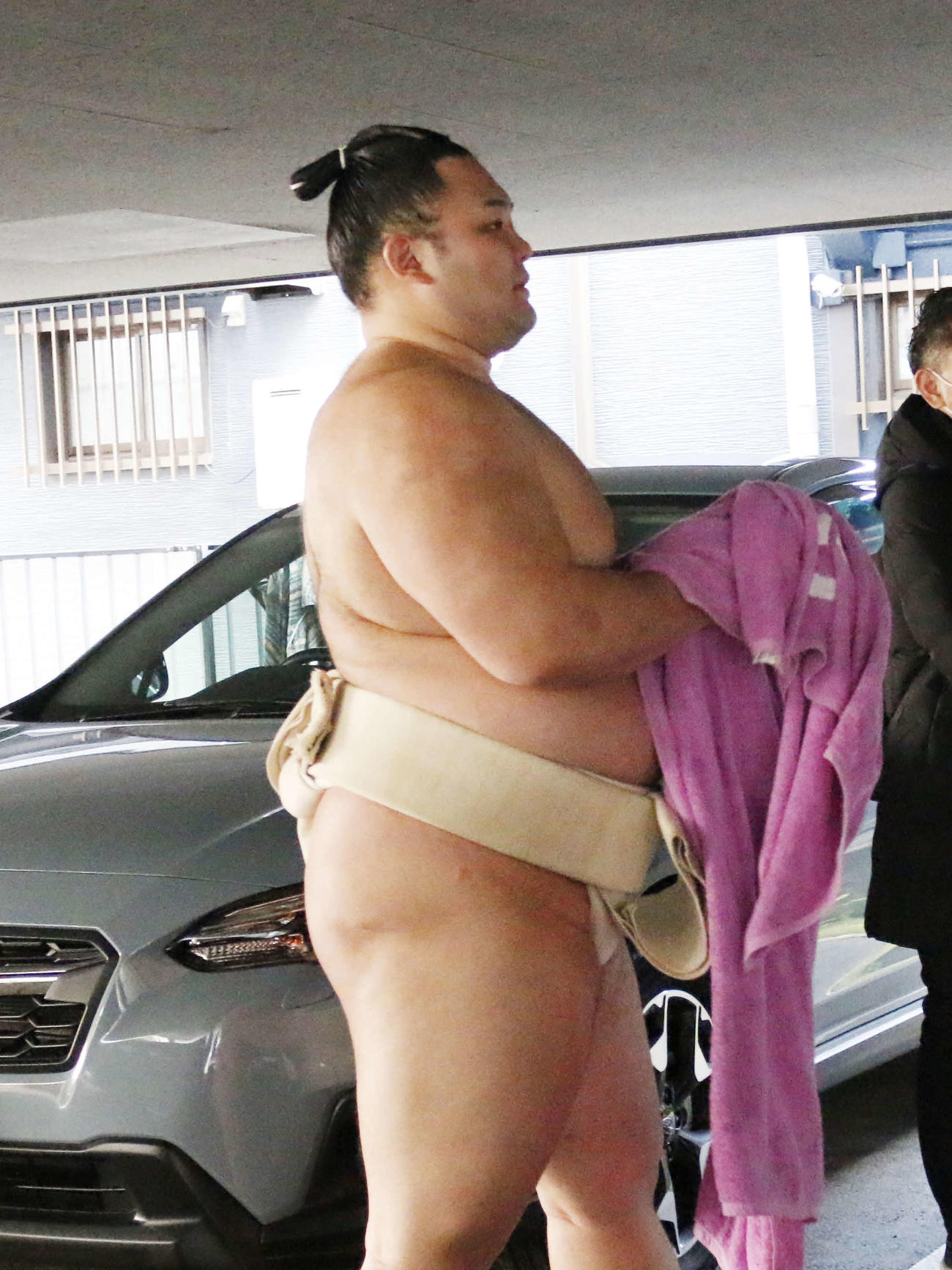 時津風部屋の稽古場に向かう朝乃山（撮影・佐藤礼征）