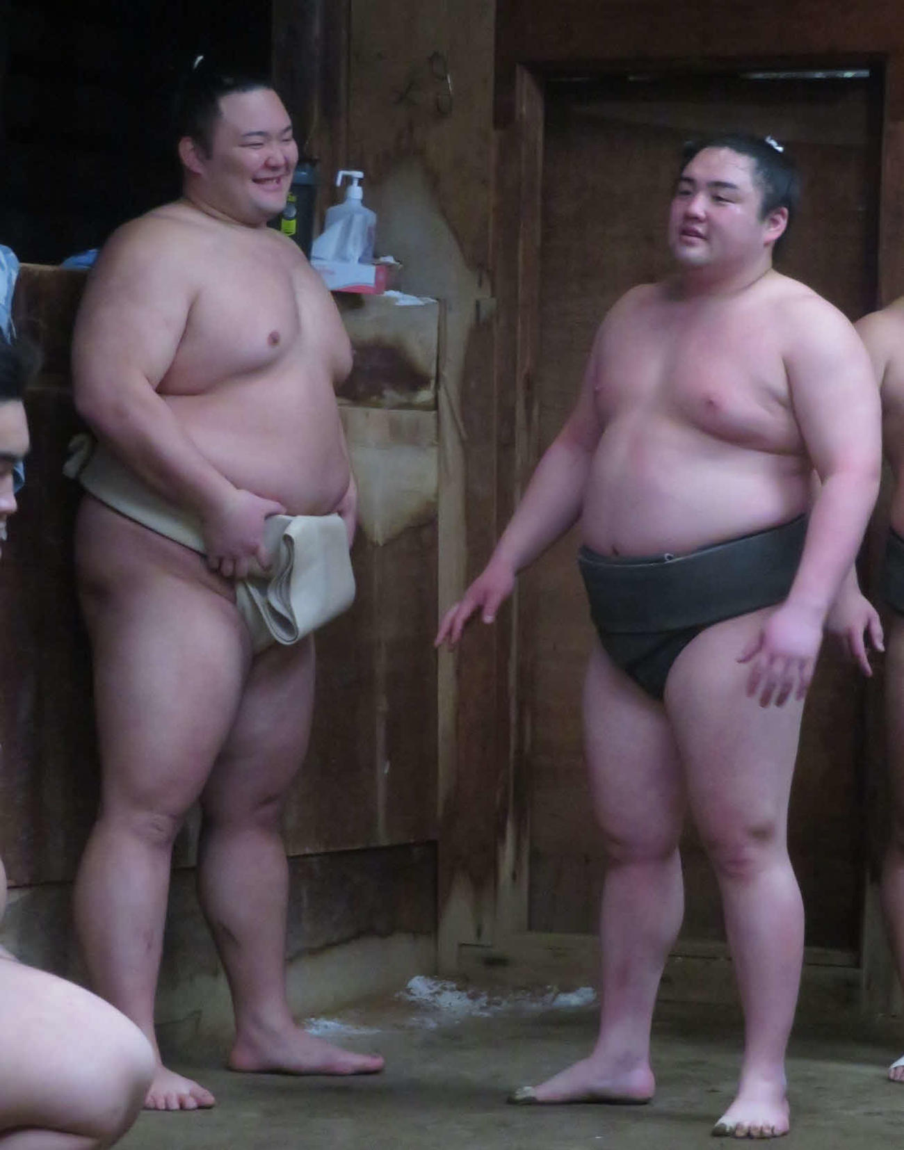 出稽古に来た若い衆と笑顔で話す朝乃山（左）