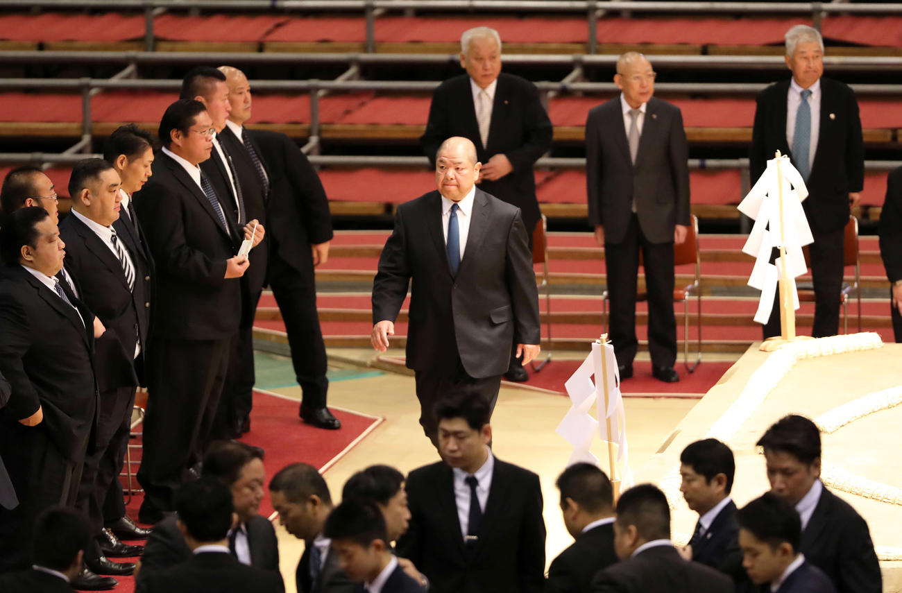 土俵祭りを終え、引き揚げる八角理事長（中央）（撮影・鈴木正人）