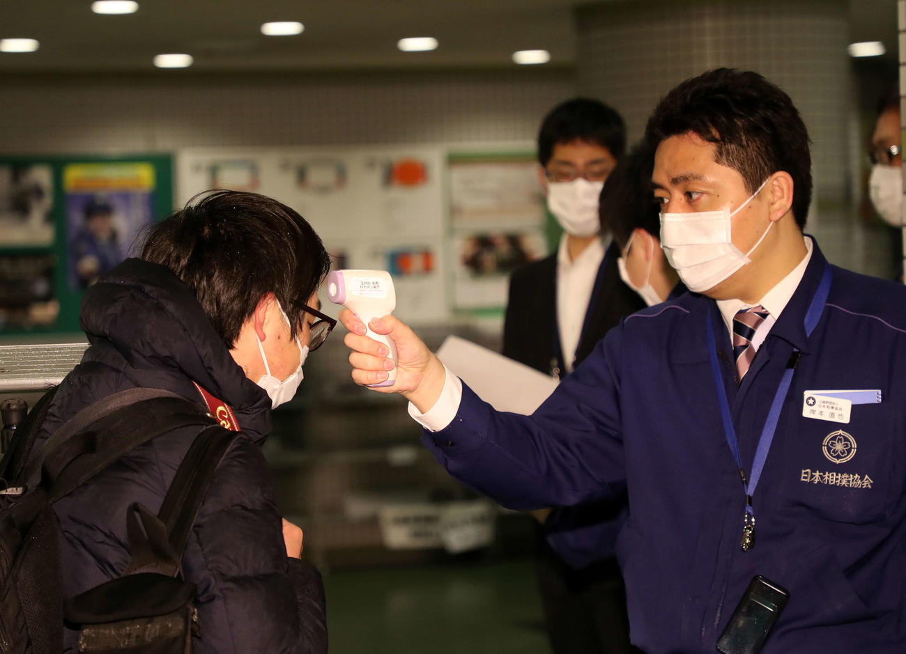 検温される報道陣（撮影・鈴木正人）