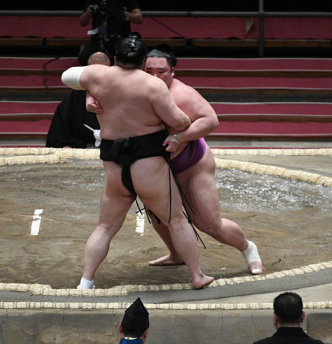 朝乃山が隠岐の海を寄り切る（撮影・渦原淳）