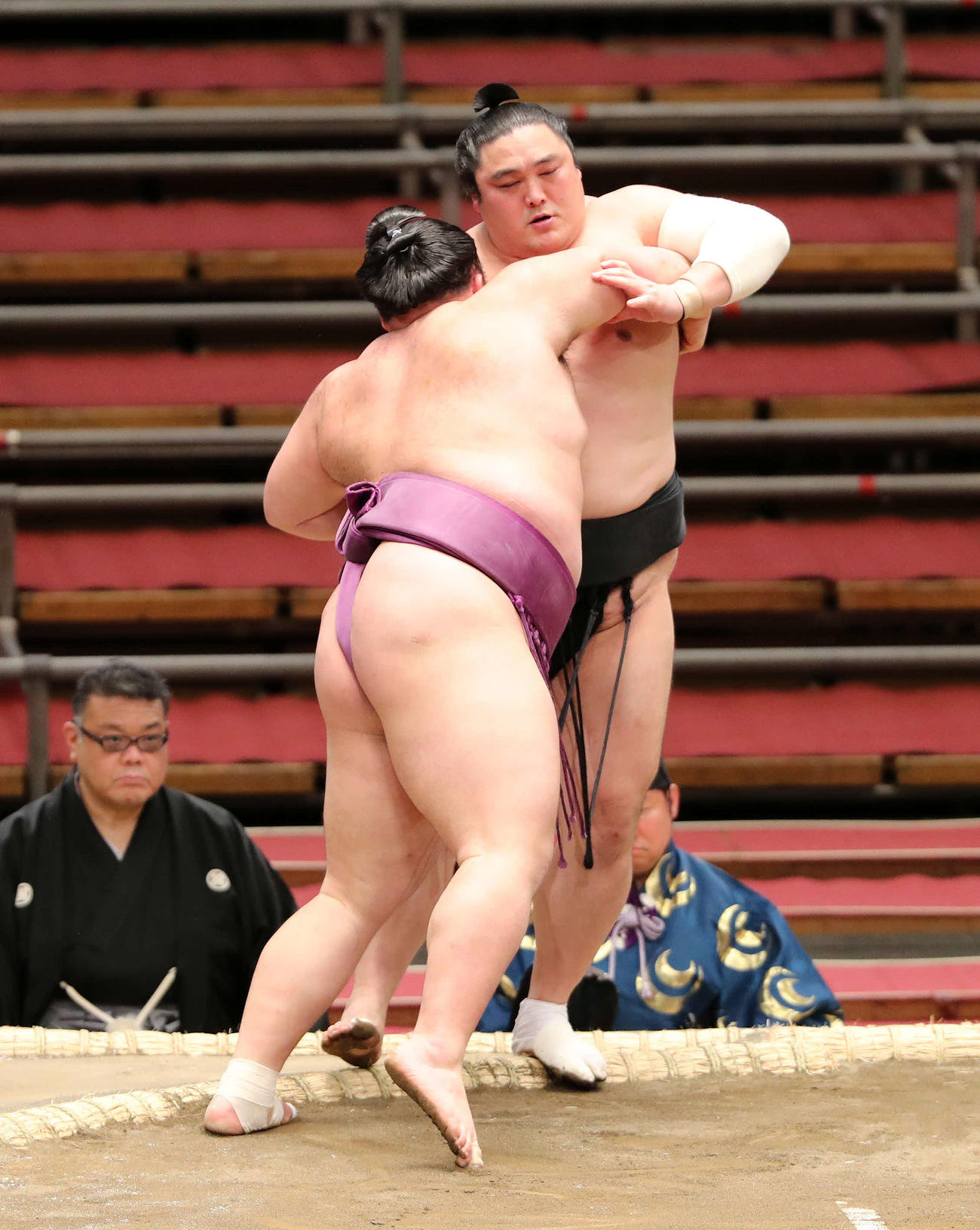 隠岐の海（後方）を寄り切りで破る朝乃山（撮影・鈴木正人）