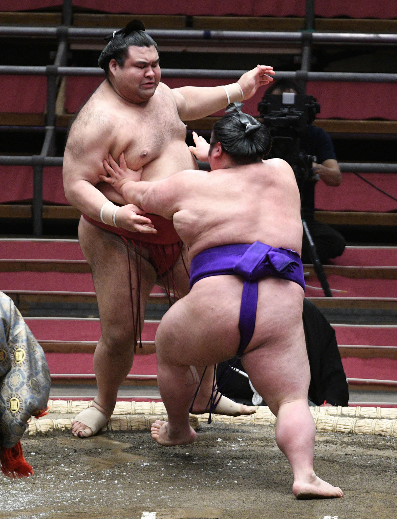 貴景勝が押し出しで高安を破る（撮影・渦原淳）