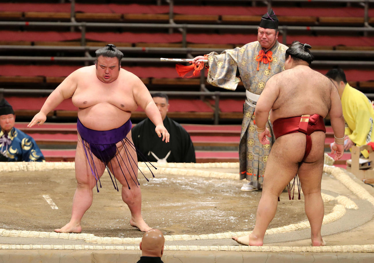高安（右）を押し出しで破った貴景勝（撮影・鈴木正人）