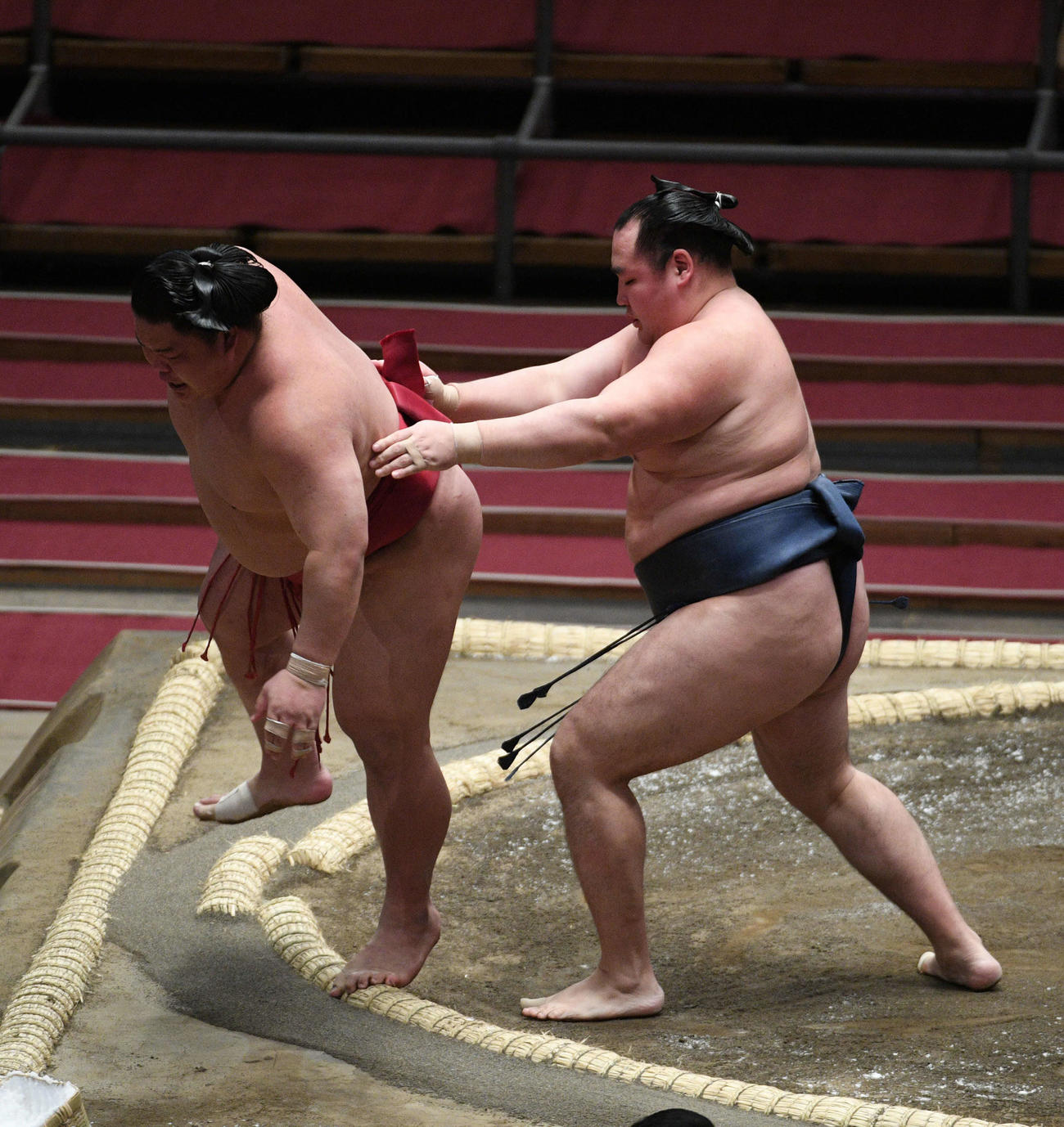 大栄翔を送り出しに破る鶴竜（撮影・渦原淳）