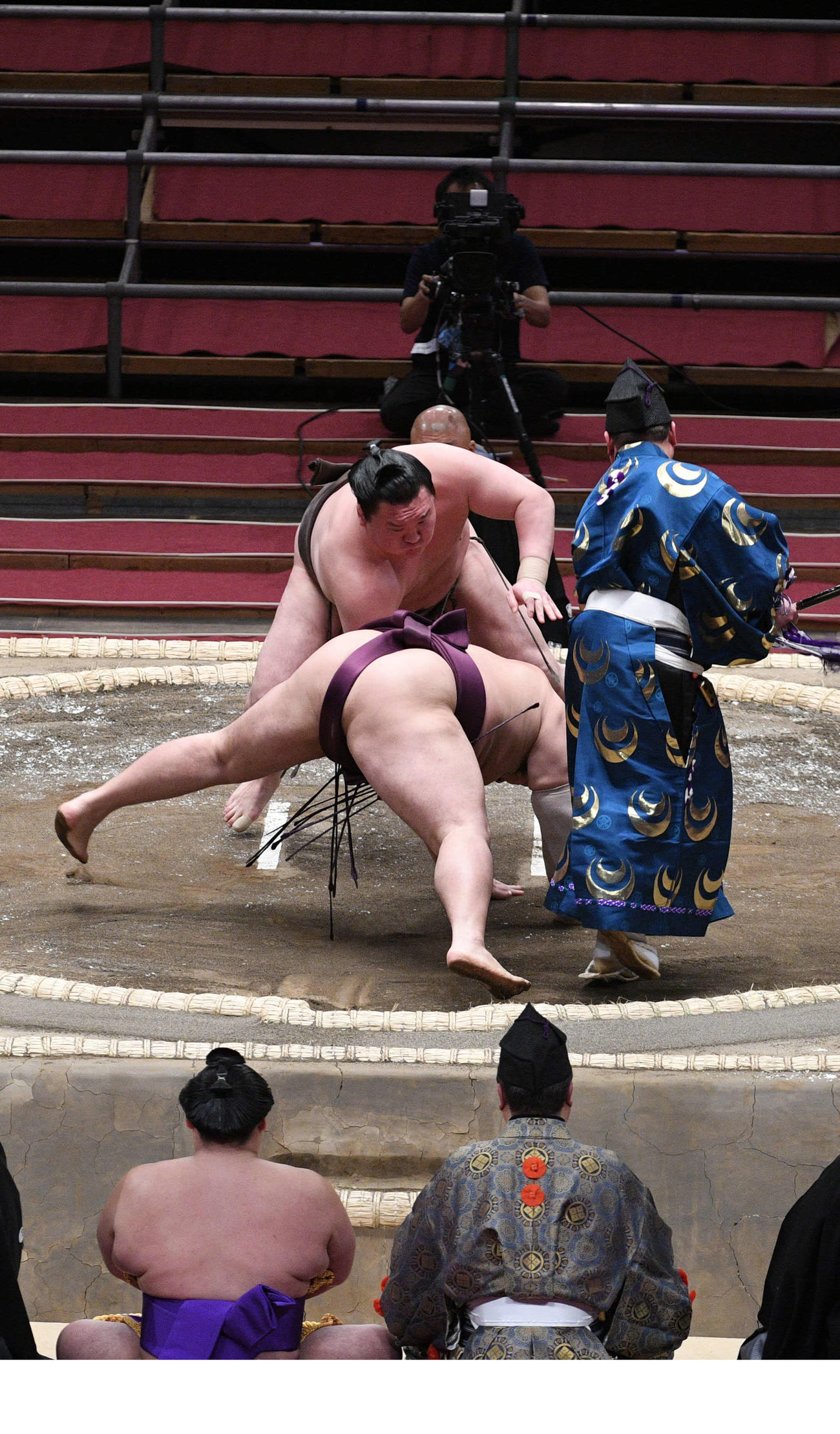 白鵬が遠藤をはたきこむ（撮影・渦原淳）