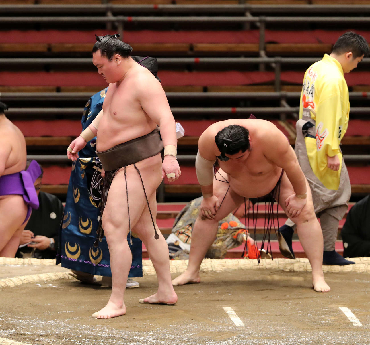遠藤（右）をはたき込みで破った白鵬（撮影・鈴木正人）