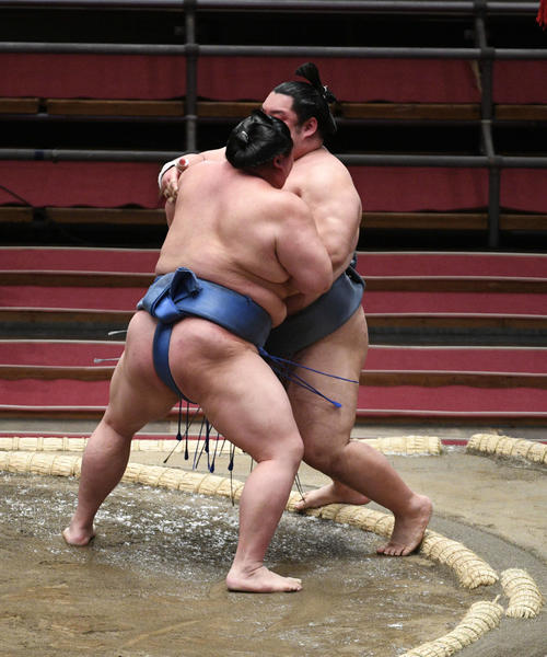 徳勝龍を押し出す正代（撮影・渦原淳）