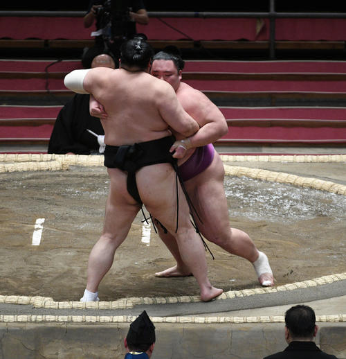 朝乃山が隠岐の海を寄り切る（撮影・渦原淳）