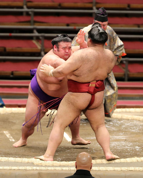 高安（右）を押し出しで破る貴景勝（撮影・鈴木正人）