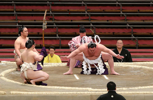 土俵入りする白鵬（撮影・鈴木正人）