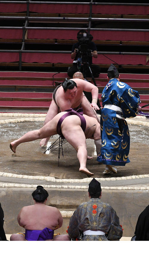 白鵬が遠藤をはたきこむ（撮影・渦原淳）