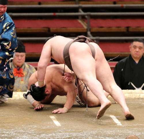 遠藤（後方）をはたき込みで破る白鵬（撮影・鈴木正人）