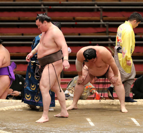 遠藤（右）をはたき込みで破った白鵬（撮影・鈴木正人）