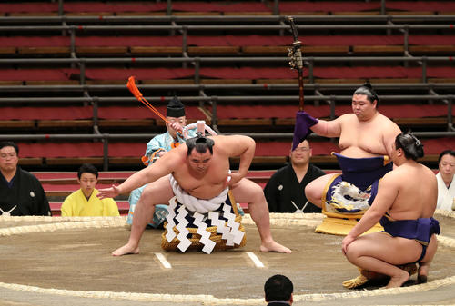 土俵入りする鶴竜（撮影・鈴木正人）