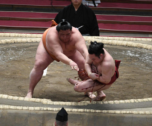 炎鵬を押し倒しで破る御嶽海（撮影・渦原淳）