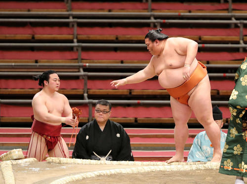 炎鵬（左）を押し倒しで破った御嶽海（撮影・鈴木正人）