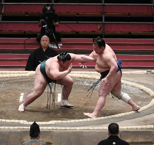 北勝富士を押し出す豊山（撮影・渦原淳）