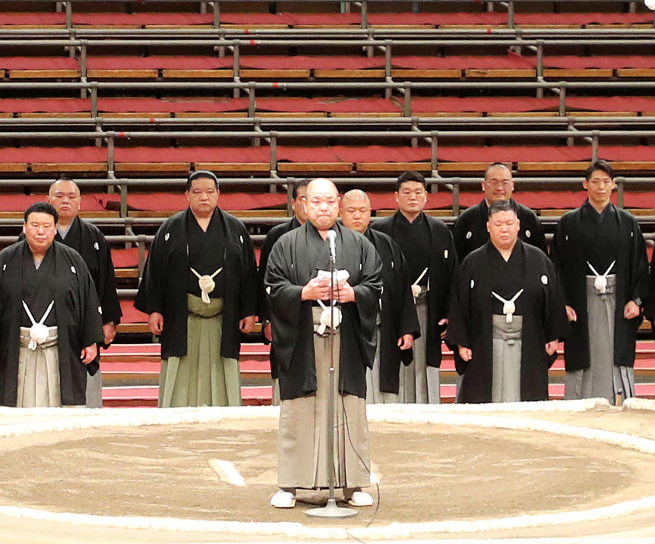 協会あいさつする八角理事長（中央）（撮影・鈴木正人）