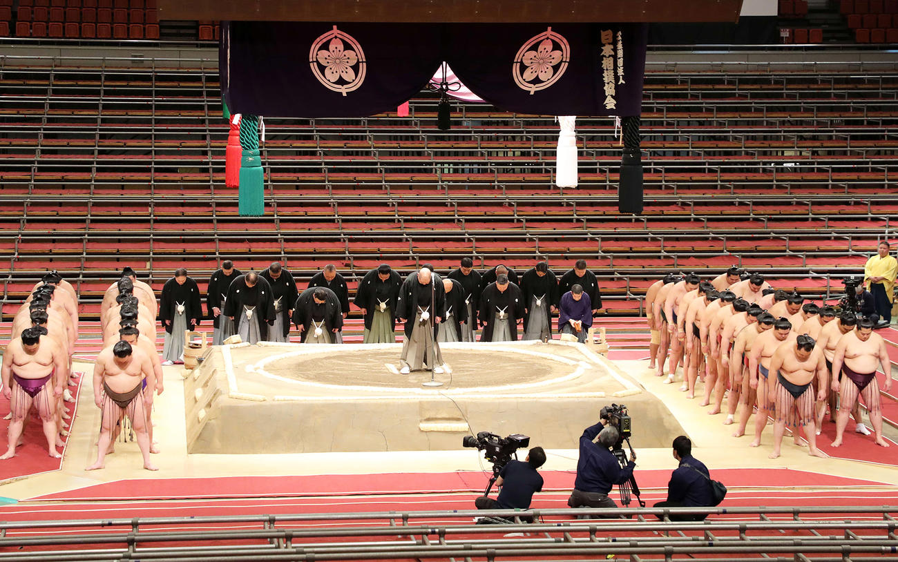 協会あいさつで頭を下げる八角理事長（中央）と力士たち（撮影・鈴木正人）