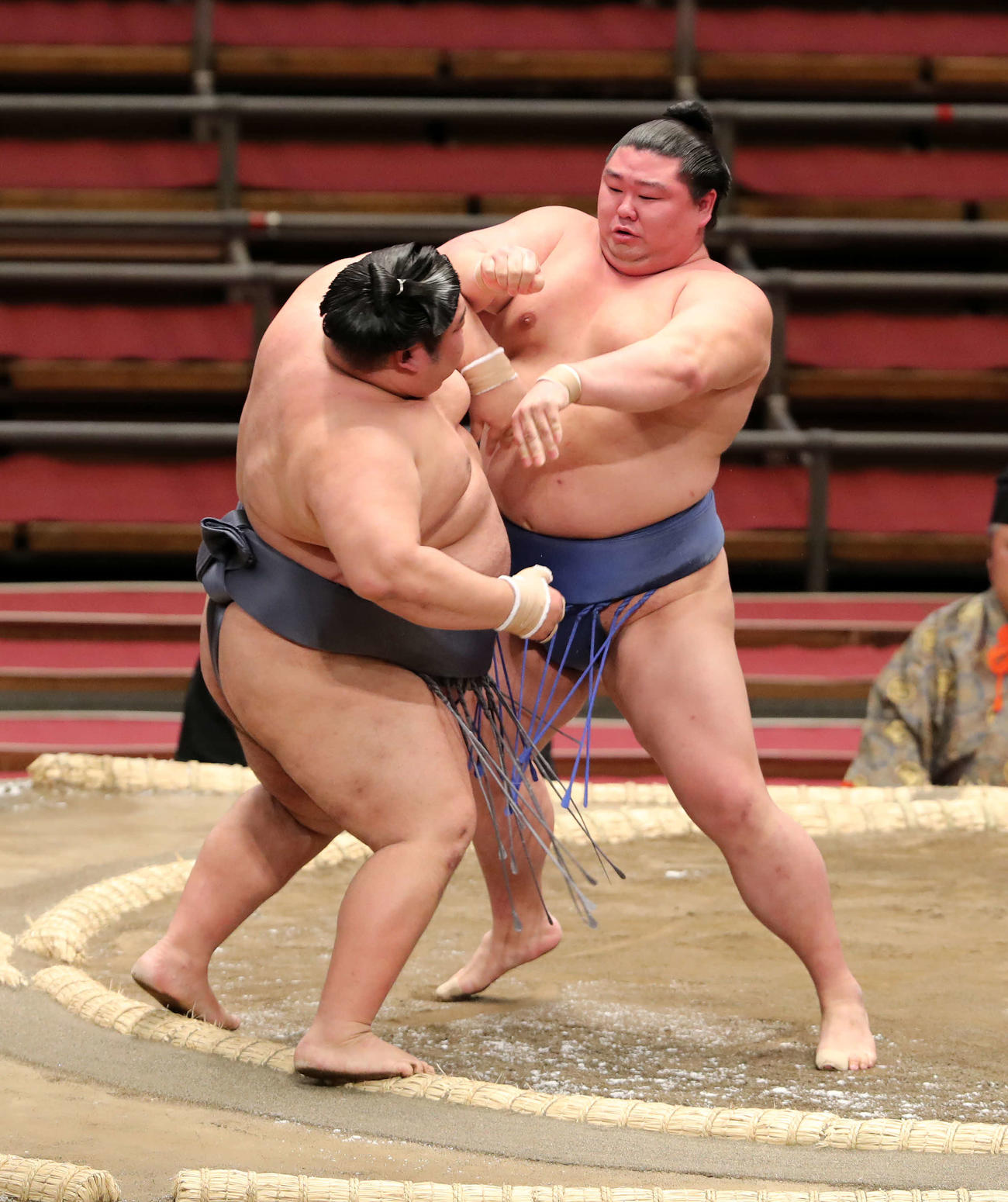徳勝龍（左）を押し出しで下す正代（撮影・鈴木正人）