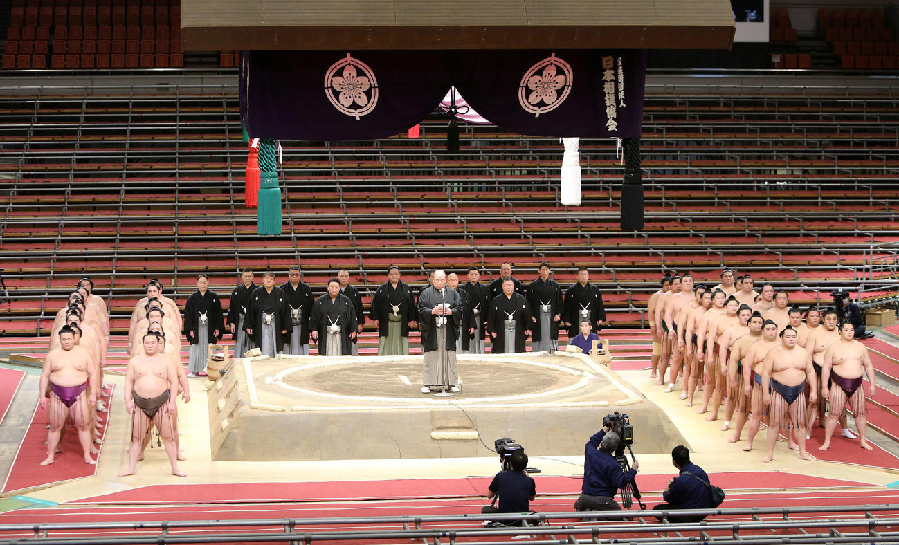 春場所初日　協会あいさつする八角理事長（中央）（2020年3月8日）