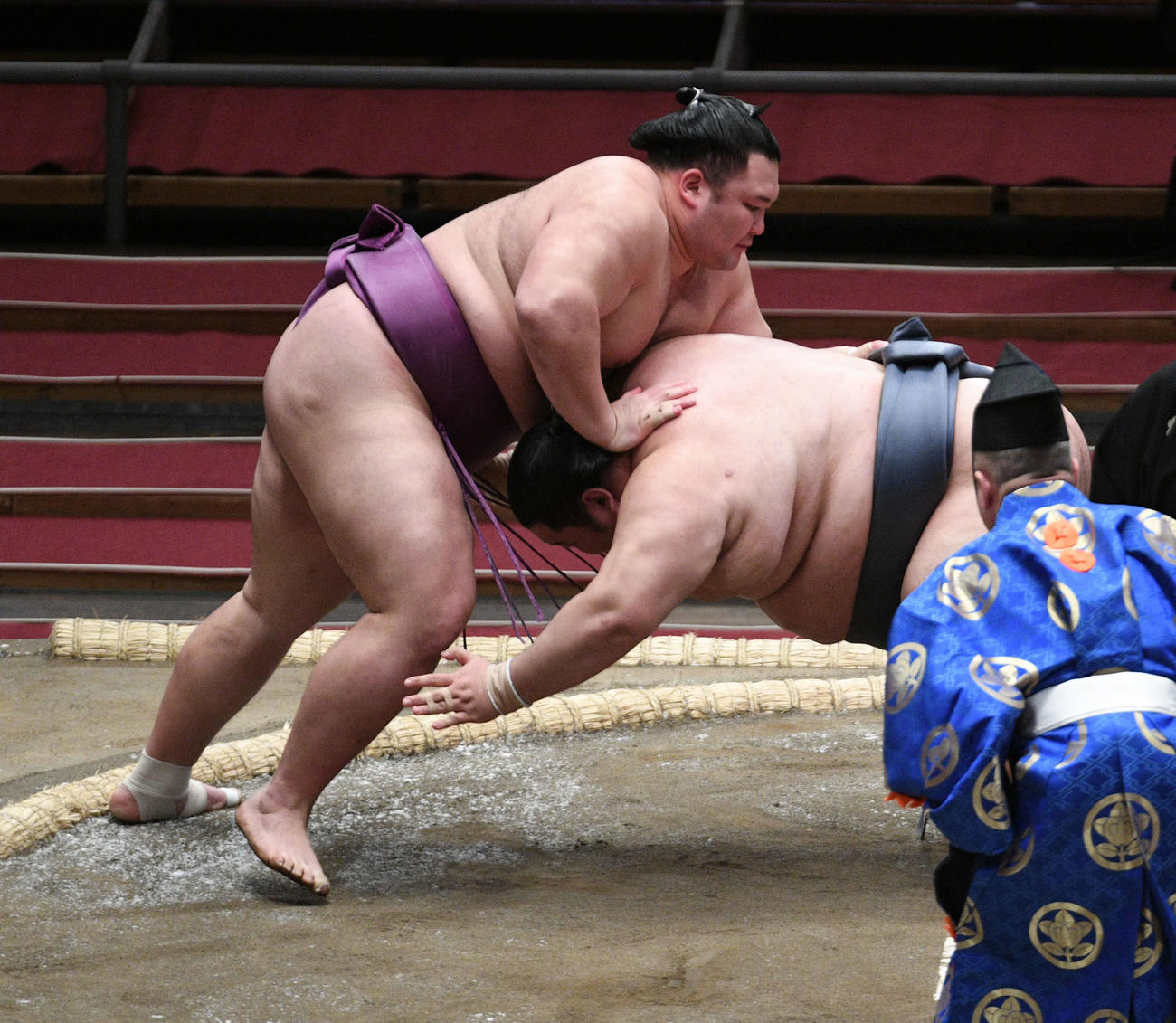 徳勝龍（右）を上手出し投げで破る朝乃山（撮影・渦原淳）