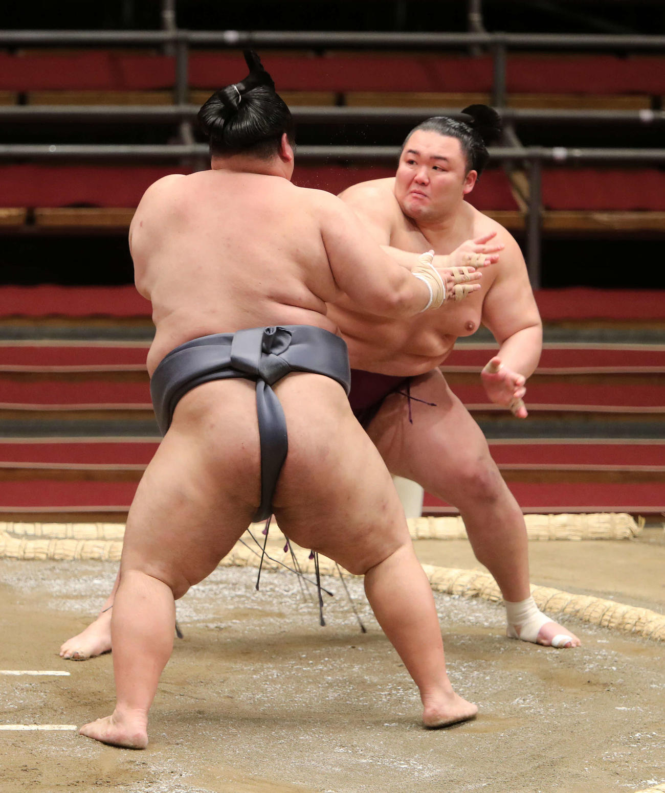 徳勝龍（左）を激しく攻める朝乃山（撮影・鈴木正人）