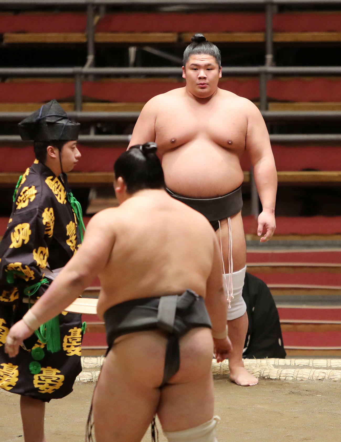 佐田の龍（手前）を引き落としで破った宇良（撮影・鈴木正人）