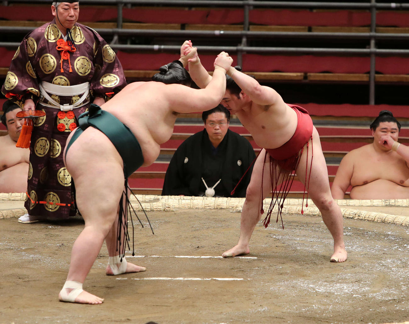 豊山（左）と攻め合う炎鵬（撮影・鈴木正人）