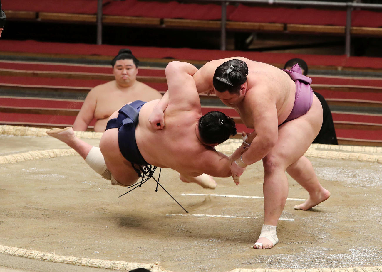 北勝富士（左）をすくい投げで破る朝乃山（撮影・鈴木正人）