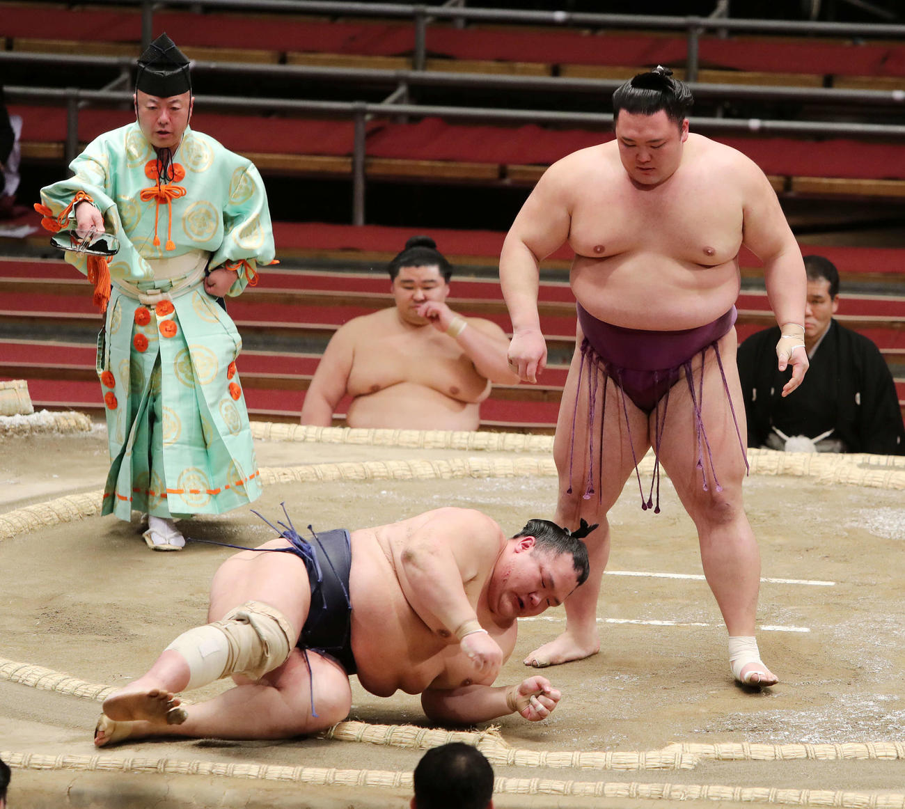 北勝富士（左）をすくい投げで破る朝乃山（撮影・鈴木正人）