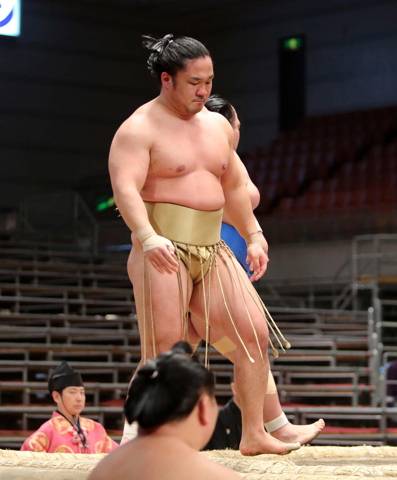 琴奨菊（後方）に寄り切りで敗れた石浦（撮影・鈴木正人）