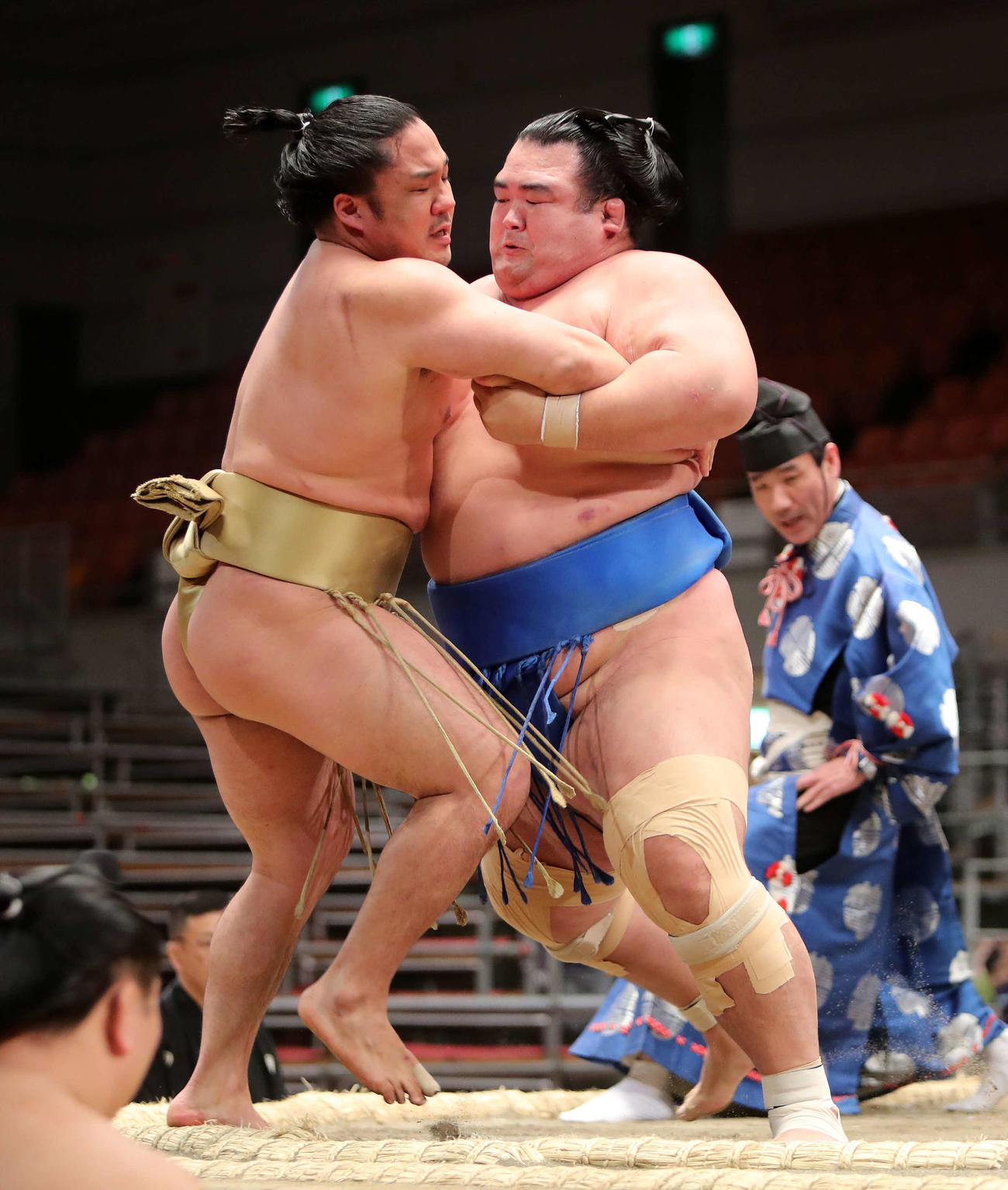 石浦（左）を寄り切りで破る琴奨菊（撮影・鈴木正人）
