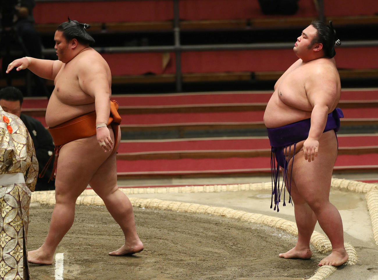 御嶽海（左）に寄り切りで敗れた貴景勝（撮影・前田充）