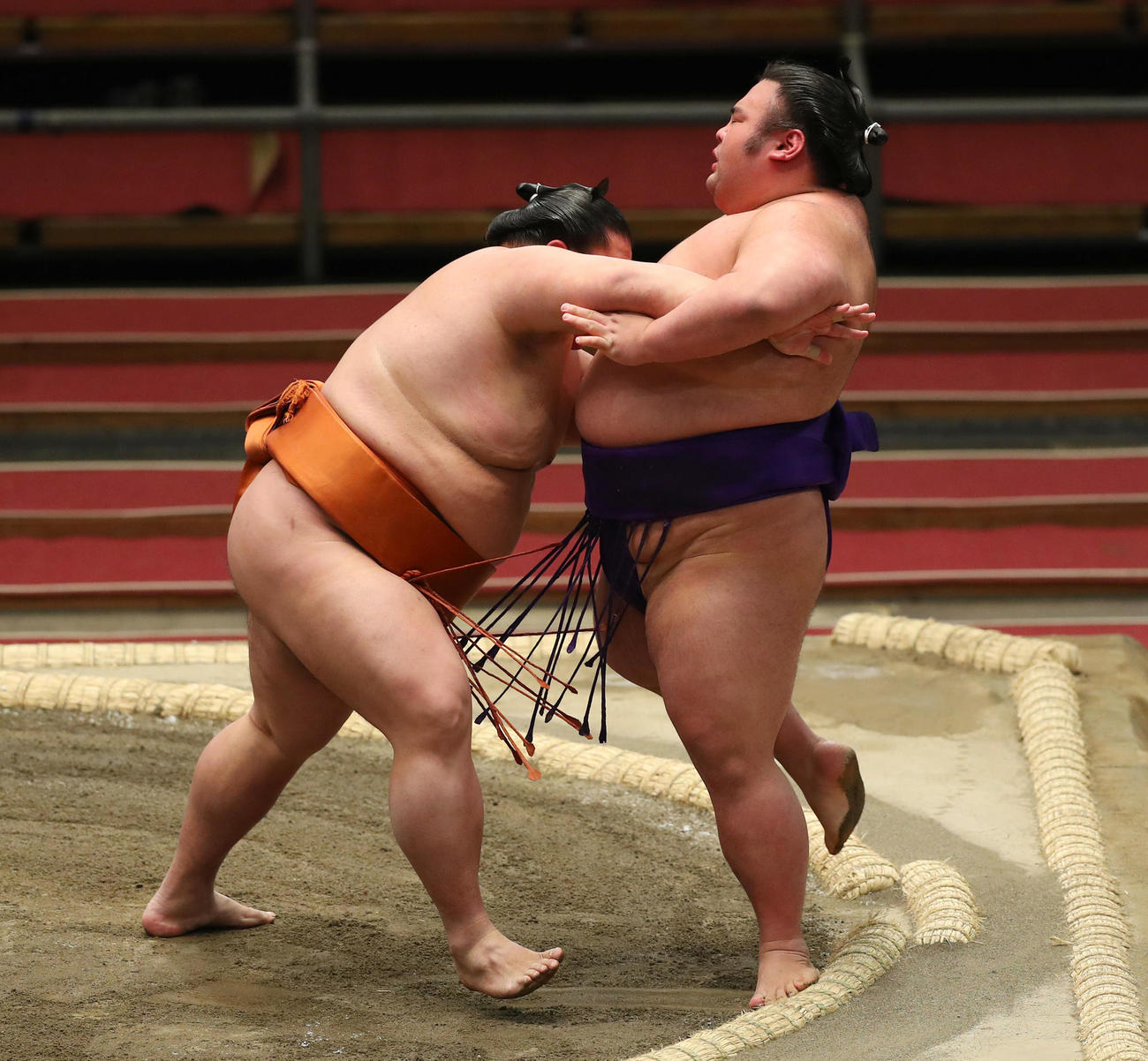 貴景勝（右）を寄り切りで破る御嶽海（撮影・前田充）