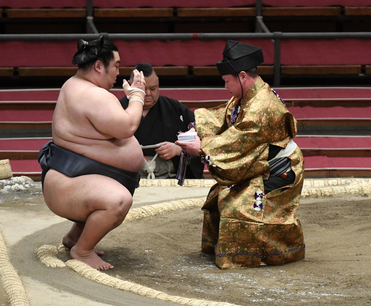 鶴竜を寄り切りで破り懸賞を受け取る徳勝龍（撮影・前岡正明）
