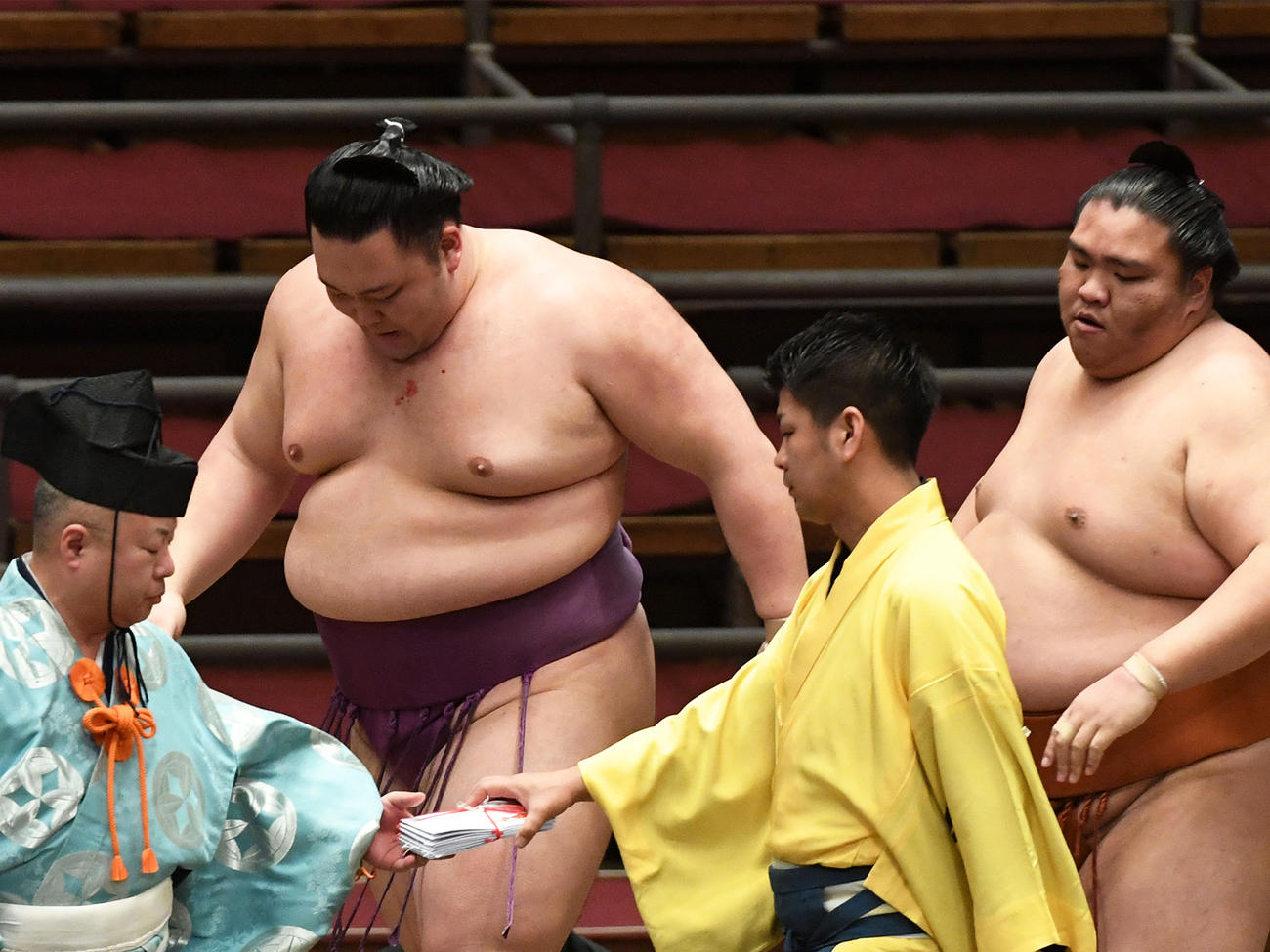 朝乃山（左）は御嶽海に寄り切りで敗れる（撮影・前岡正明）