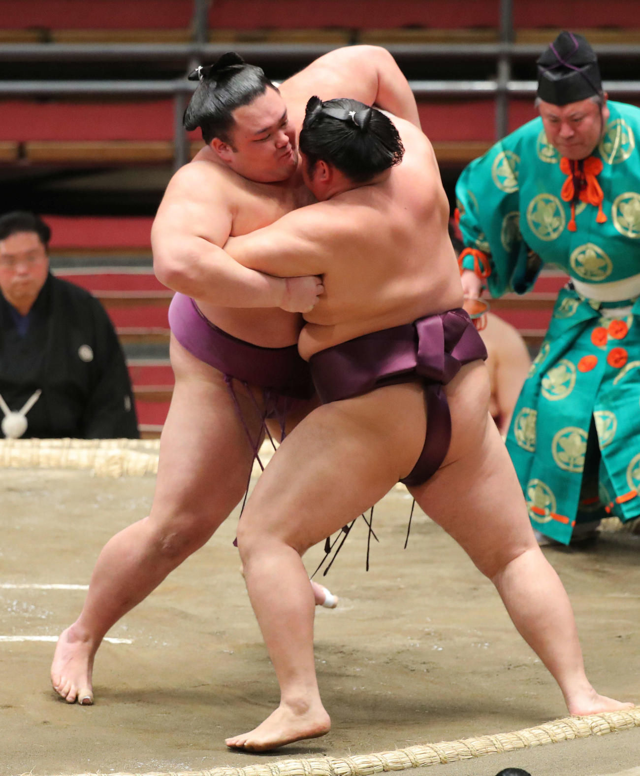 遠藤（右）を攻める朝乃山（撮影・河田真司）