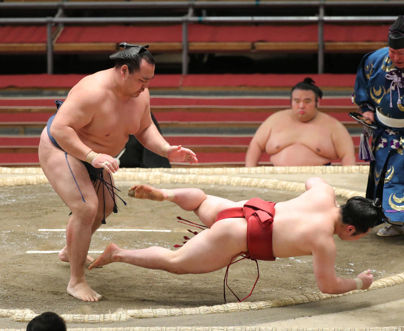 炎鵬（右）を押し倒しで下す鶴竜（撮影・河田真司）